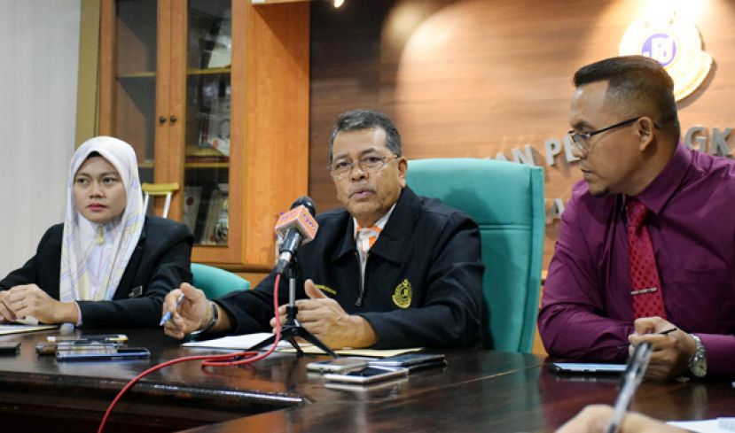 沙哈鲁丁凯里在砂陆路交通局局长莫哈末沙菲阿纳斯(右)及美里局长玛雅(左)陪同下发布新闻。