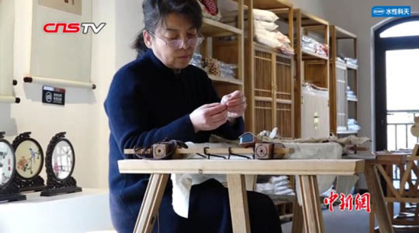 鲁绣传人&ldquo;绣花针&rdquo;代笔作画 发丝入绣乱真国画