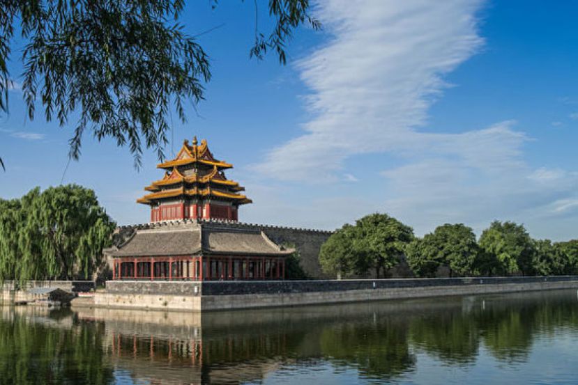 图示：角楼，是紫禁城的标志，玲珑秀丽、巧夺天工。