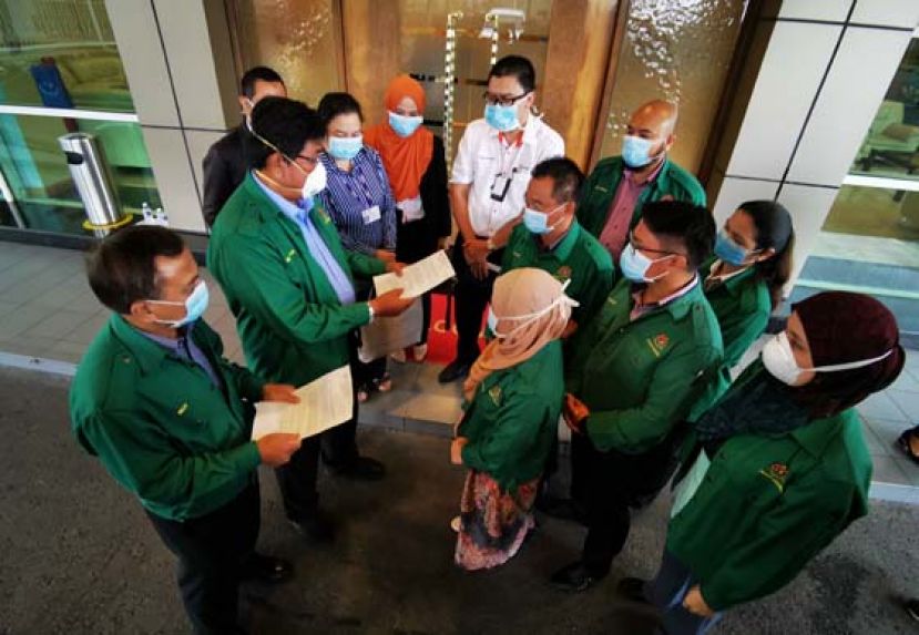 砂职业安全及卫生局局长诺哈林（左二）巡视古晋国际机场，了解工作人员对防范新型冠状病毒肺炎的措施。