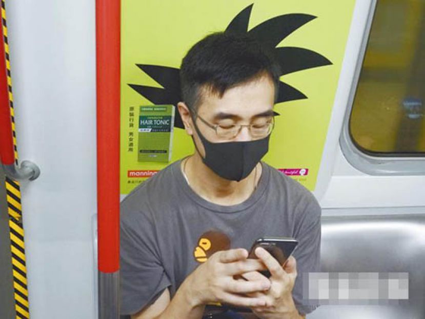 图示：搭地铁时偶然见到这画面，立即拍下这幅龙珠头。