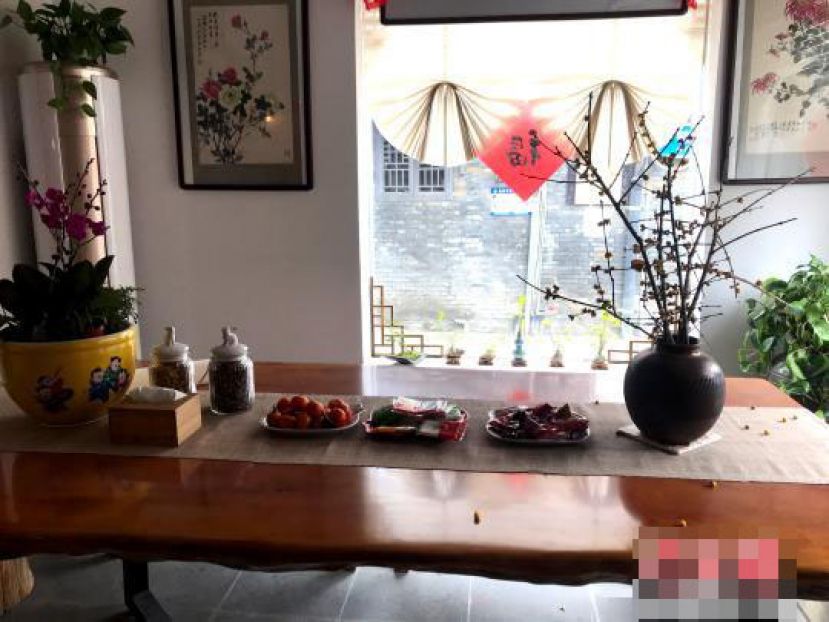 图示：过年，扬州人家准备的桌盒，内置各种果品茶食。