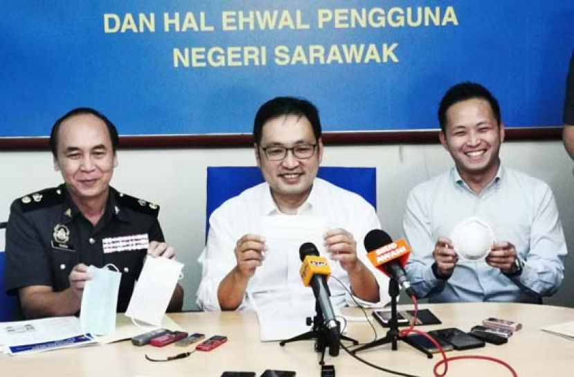 贸消部副部长张健仁（中）向媒体展示5种口罩在2011年价格控制与反暴利法令下列为统制品。