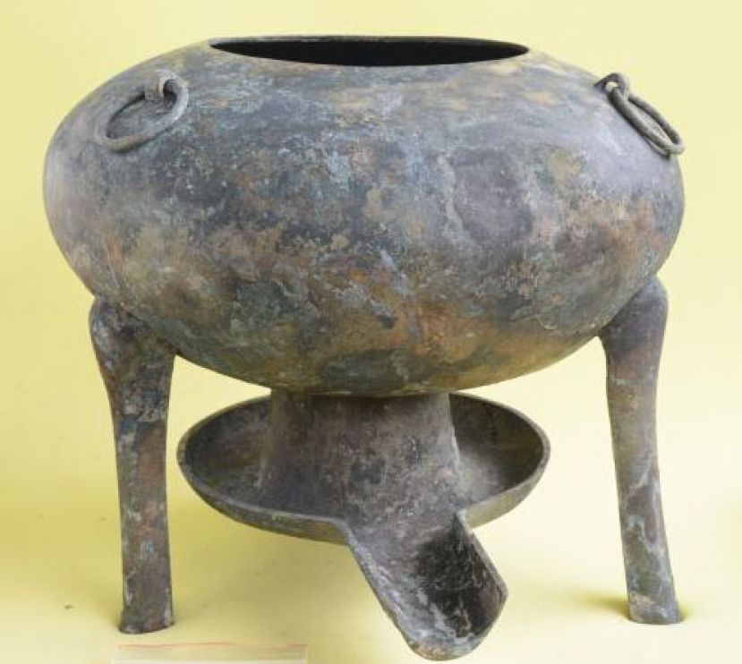图示：西汉海昏侯墓出土青铜火锅。
