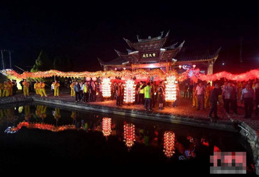 福建连城芷溪举办游花灯民俗活动