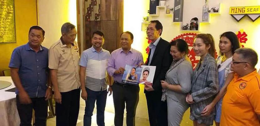 石隆碧湖州议员拿督亨利（左四）赠送纪念画册给老挝驻马大使伉俪（中间者）。在场者包括本固鲁刘周贤（左一），石隆门华工史迹文化遗产学会主席本曼查黄扬浪（左二），马来西亚文化协会砂拉越分会会长梁仙键（左三），砂客协署理会长罗如意（右一），老挝驻马来西亚大使两位千金（右二与右三）。