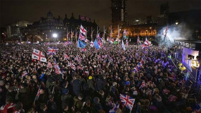 在伦敦，数以千计脱欧支持者齐集国会外。