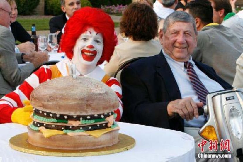 发明国际连锁快餐店麦当劳招牌食品“巨无霸”(Big Mac)的美国男子德利加蒂。