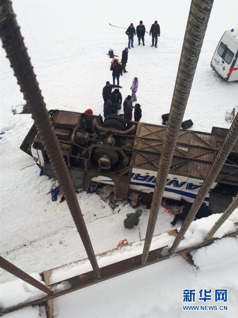 一辆旅游大巴1日在俄罗斯外贝加尔边疆区坠桥，目前已造成19人死亡、22人受伤。