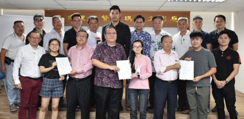  古晋中友会会长拿督黄国辉（前排左四）移交西北大学录取通知书予翁巧倩（前排左五）、副会长许庆喜（前排左三）移交西北大学录取通知书予林淑贞（前排左二）、副会长翁岳春（前排右三）移交移交西北大学录取通知书予郑力铭（前排右二）。