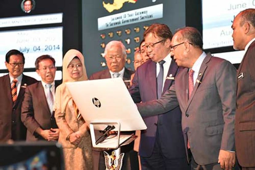 砂拉越首长拿督巴丁宜阿邦佐哈里（右二）在砂州务秘书拿督阿玛贾翁（右一）陪同下推展5个应用程式。