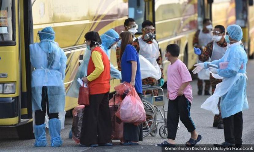 马来西亚公民搭乘专机从武汉返回吉隆坡后，准备登上巴士前往隔离中心。