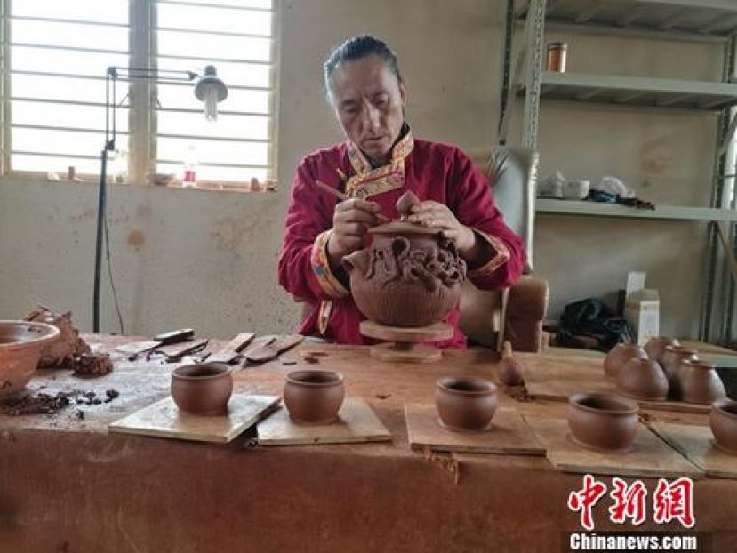 云南省迪庆藏族自治州尼西黑陶烧制技艺国家级传承人郭军华正在制黑陶。