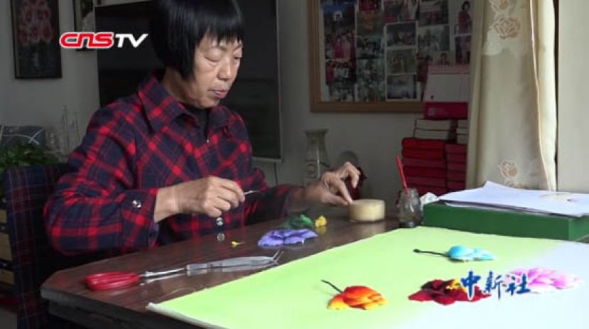 西安七旬老人一生专注棉絮画 飞鸟走兽栩栩如生