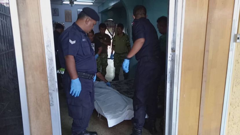 印尼妇女在客厅一睡不起，警方到场展开调查。