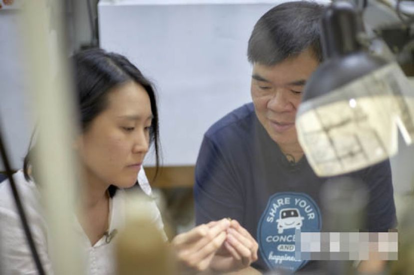 老师傅（右）勤哥当徒弟Vienne（左）是女儿般教导，更说以前收过几个徒弟，第一次有女生拜师学艺。