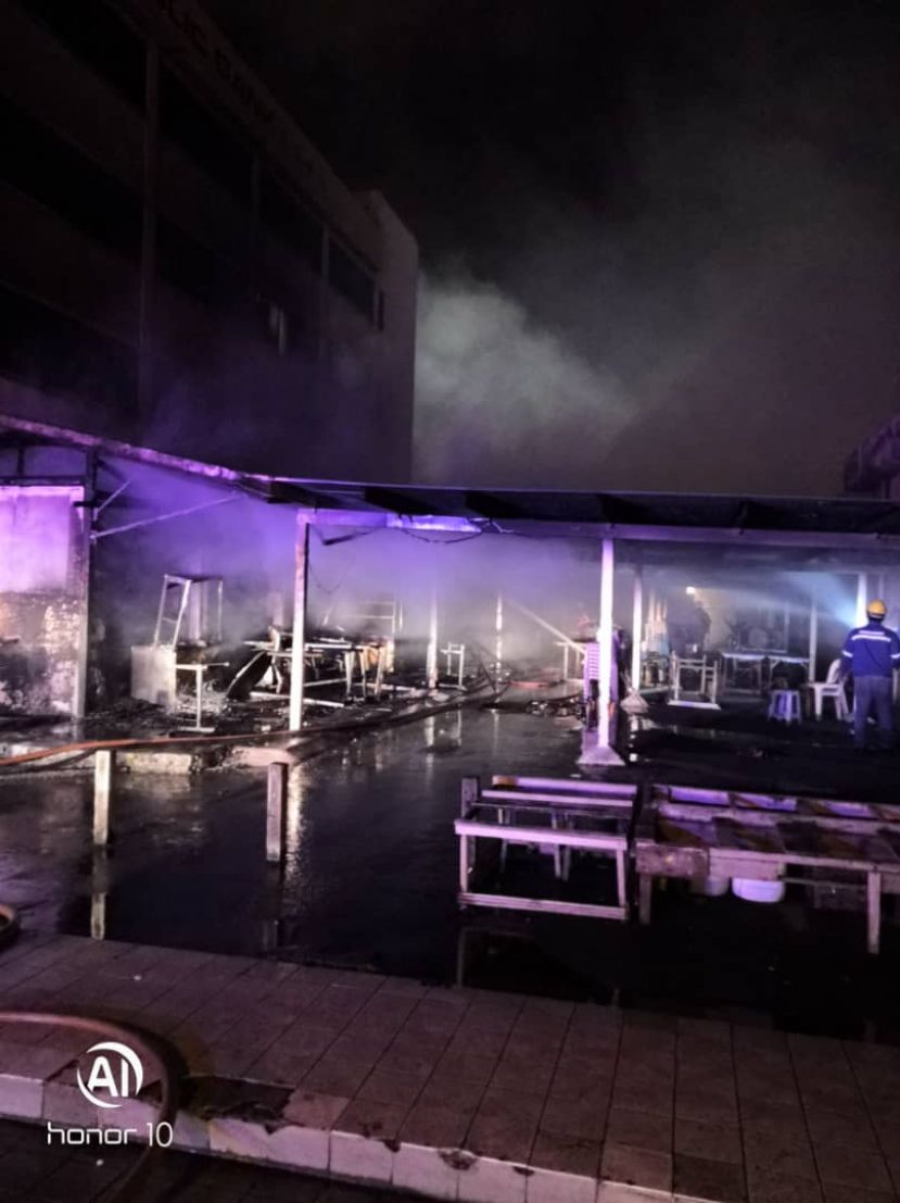 美里中国街著名的马来饮食中心遭祝融光顾，烧毁11个摊子。