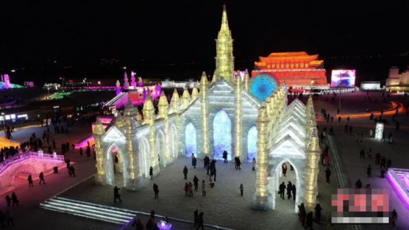 图示：游客参观&ldquo;冰雪婚礼圣殿&rdquo;。