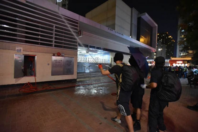 示威者破坏港铁站。