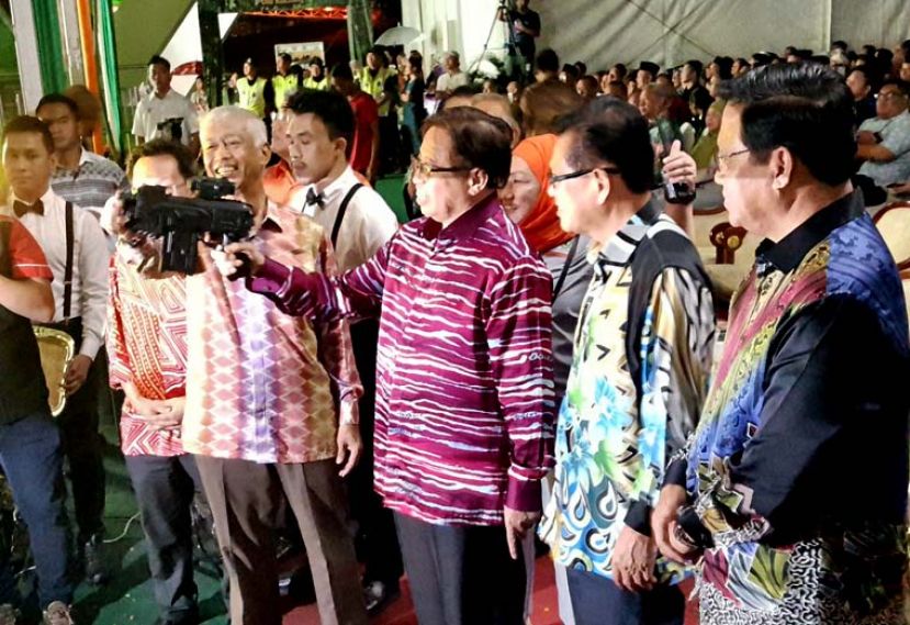 砂首长拿督巴丁宜阿邦佐哈里（右三）手持镭射枪为&ldquo;古晋智能遗产(OKSHE) 2019年议程&rdquo;主持推展。