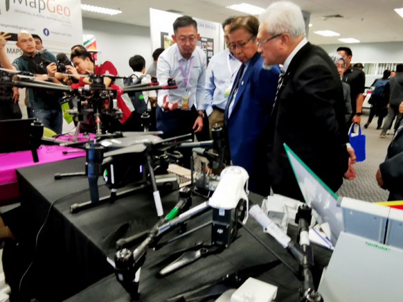 首长阿邦佐哈里参观国际电脑与无人机程式大会展。