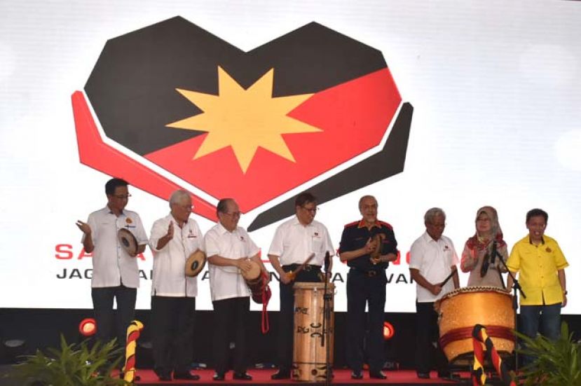 砂首长拿督巴丁宜阿邦佐哈里（左四）为&ldquo;我爱我的砂拉越&rdquo;主持推展礼。