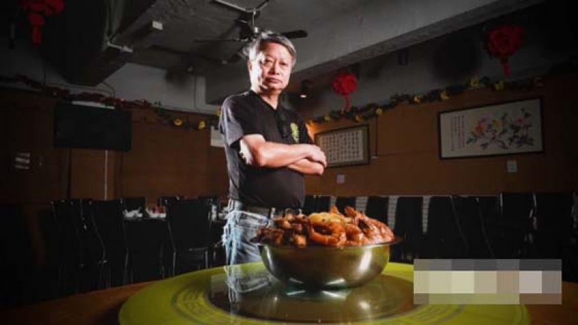 吴永皓入厨30年，又善于煮客家菜，加上他向新界人请教，参考很多围村的方式，取材很多资料、掌故，做出精湛的围村风味盆菜。