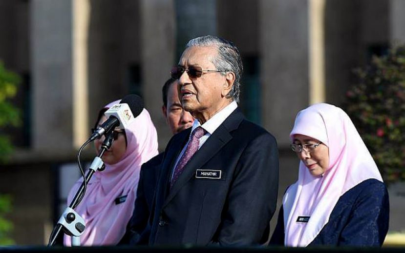 首相敦马哈迪在首相署常月集会上致词，右为;副首相拿督斯里旺阿兹莎。