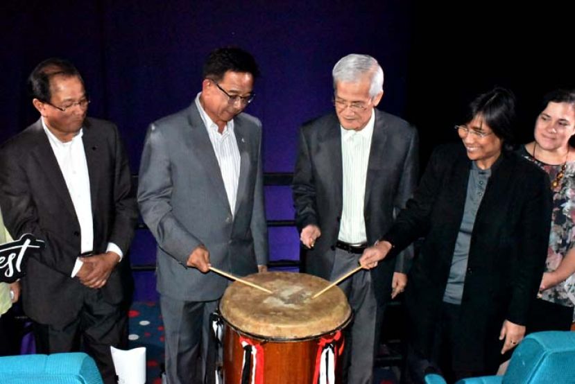 砂旅游、艺术、文化、青年与体育部部长拿督阿都卡林韩沙(左二)为&ldquo;3大盛事1个目的地&rdquo;配套主持推展礼。