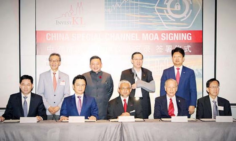 后排左起为拿督斯里任广财、贸工部长雷京、财长林冠英及中国驻马大使白天见证张敏（坐者左起）、戴良业、莫哈末阿兹米、方天养和陈友信签署协议。