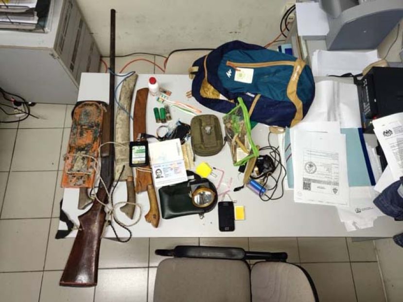 林梦水警起获国产车，车内搜出危险武器和毒品。