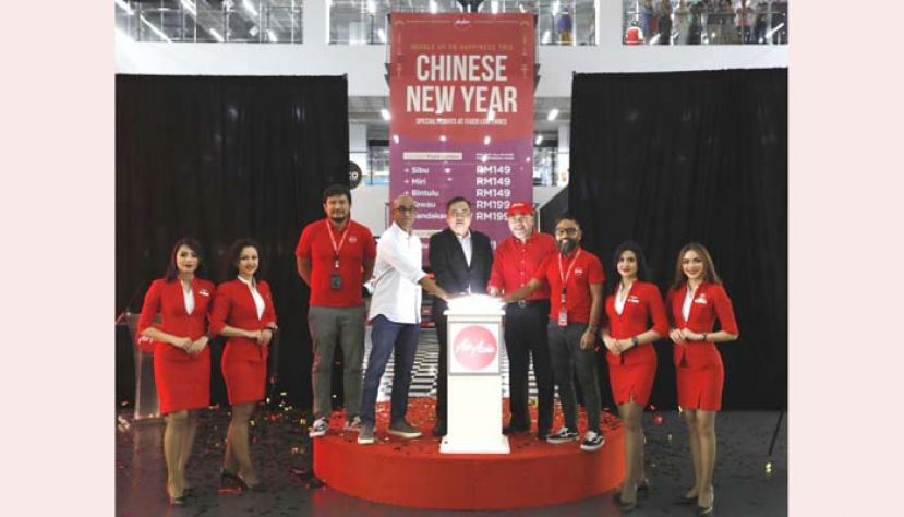 交通部长陆兆福（右五）为&ldquo;农历新年特别深夜航班&rdquo;主持推介，让游子能够以廉宜的价格回乡过年。