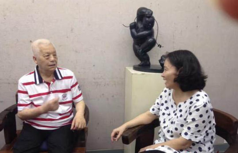 图示：汤小铭（左）与画家孙洪敏在谈论绘画创作。