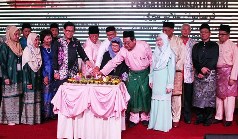 首长阿邦佐里与美里马来协会理事们共切60周年纪念蛋糕。