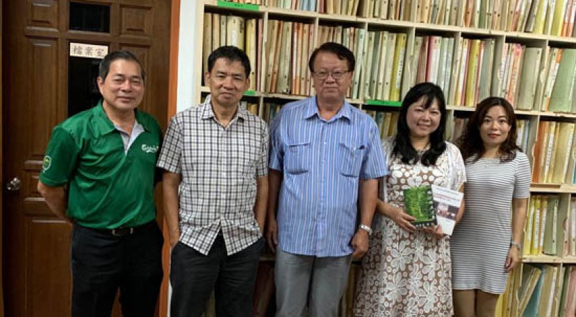 左起是文协名誉会长本固鲁蔡雄基丶执行主任蔡增聪丶会长刘伯举丶林芳燕博士及朱美芳。