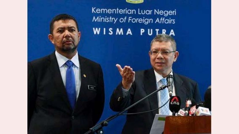 外交部长拿督赛夫丁阿都拉(右)在副外长马祖基陪同下，召开新闻发布会。