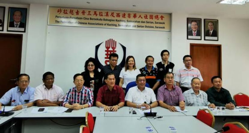 晋汉连省华总新闻发布会，前排左起为福利主任谢维光、会务主任周运华、副会长李益石、秘书长林亚德、会长拿督黄良杰、副会长郑文新、总协调鍾名宝和副秘书甲必丹陈国璋。