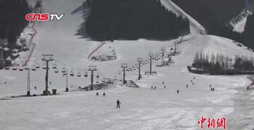 新疆春季滑雪&ldquo;嗨&rdquo;不停 各地雪友络绎不绝