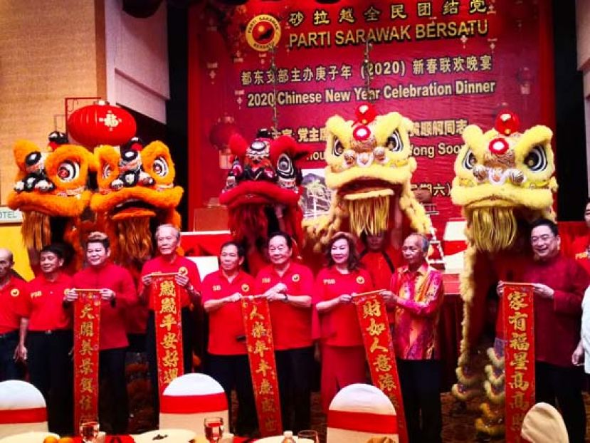 砂全民团结党主席拿督斯里黄顺舸（右四）带领各支部领导向党员贺岁。右六是都东支部主席拿督张泰卿，右三是筹备会主席甲必丹罗明华。