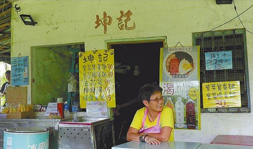 Candy和三个堂姊22年前接手坤记士多，只在星期六日和假期营业。