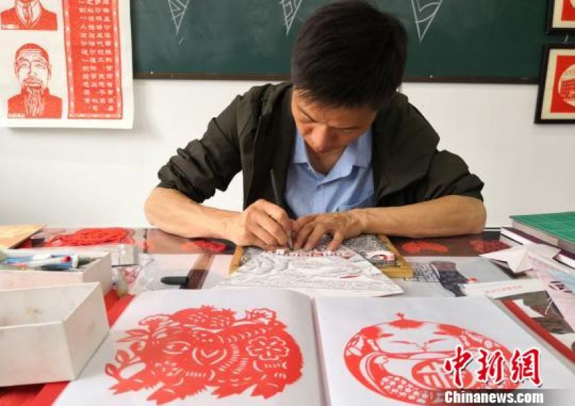 一把自制的小刀、一张红纸和金色剪刀，甘肃省武威市古浪县剪纸艺人惠国平将刻纸与剪纸相结合，通过&ldquo;立体&rdquo;剪纸方式，将本土文化元素融入到剪纸中，推介家乡文化。