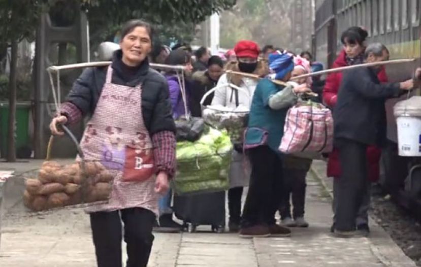 贵州&ldquo;赶集火车&rdquo;44年穿梭苗岭山区  村民乘火车去卖菜