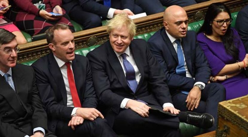 英国国会通过首相约翰逊（中）的英国脱欧法案，让英国可按约翰逊的计划在明年1月31日脱离欧洲联盟。