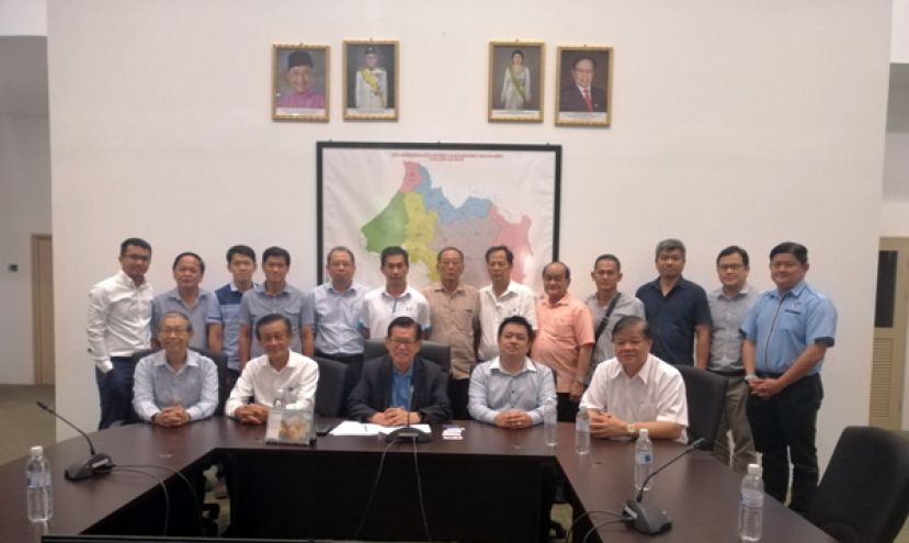 砂海事工业联合会理事在交流会后与砂交通部长拿督李景胜(坐者中)合摄。坐者右2是;杨锦华博士。