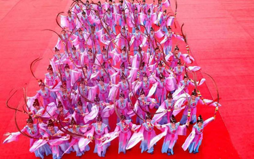 图示：秋祭妈祖大典上的传统舞蹈表演。