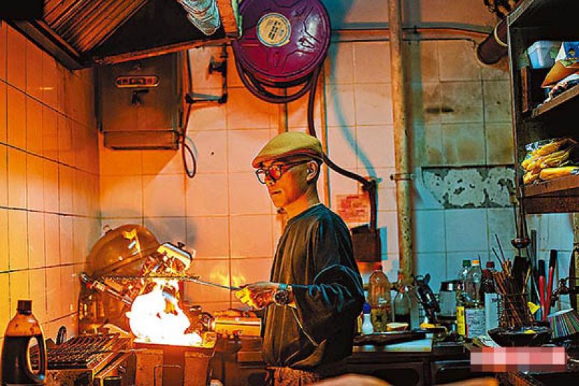 图示：这间小店，从烹饪、上菜到收拾全由Larry一人包办。