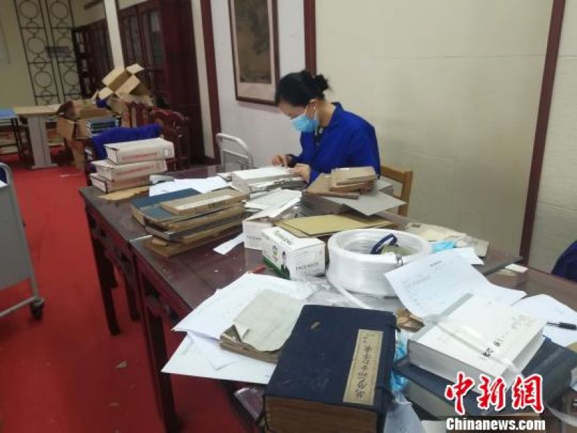 山东省图书馆历史文献部副研究馆员毕晓乐正在为一本《桐阴论画》古籍做编目。