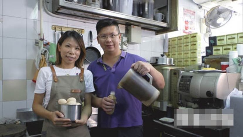 龙凤店为夫妻档经营的小店，现址开了约5年。