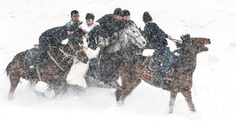 新疆伊宁县冰雪旅游活动上演刁羊、鹰猎比赛