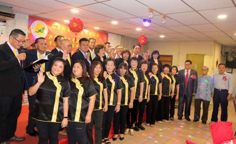 在拿督吴标生博士、拿督陈宗明及拿督黄天明的监誓下，进行新届理事宣誓就职的仪式。